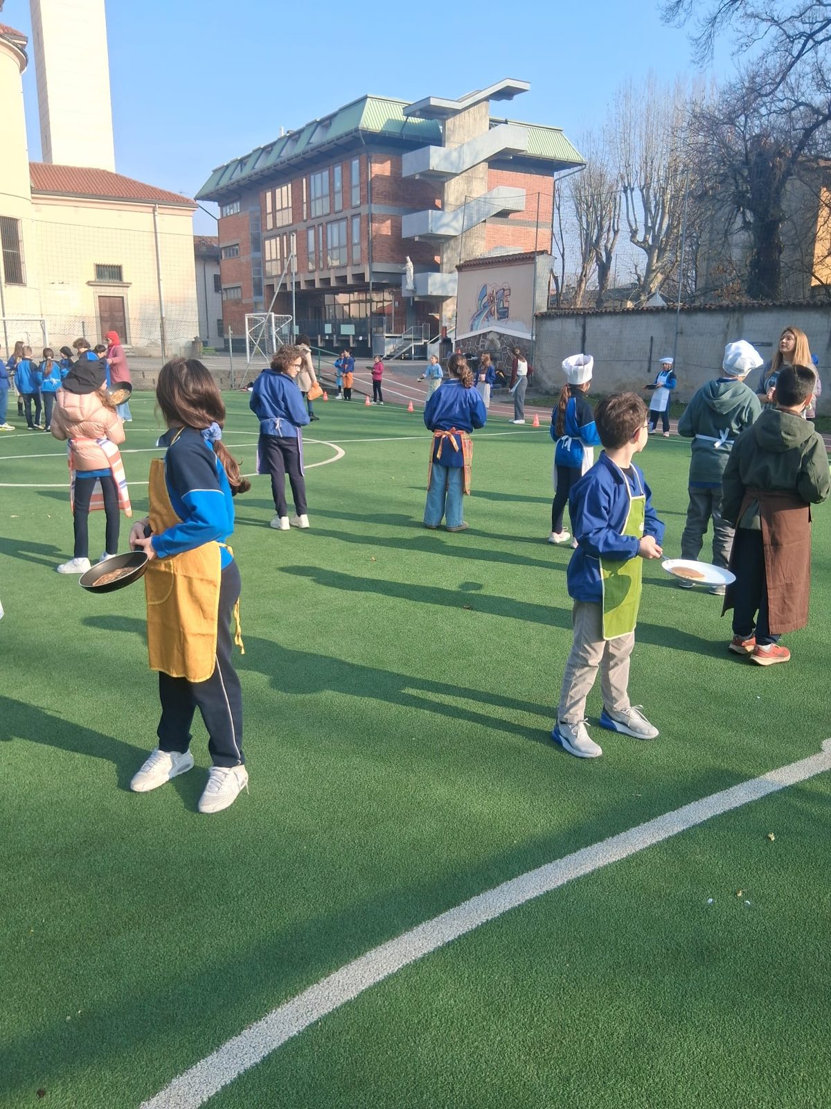 Alunni della scuola Don Bosco in cortile durante un'attivit&agrave; all'aperto