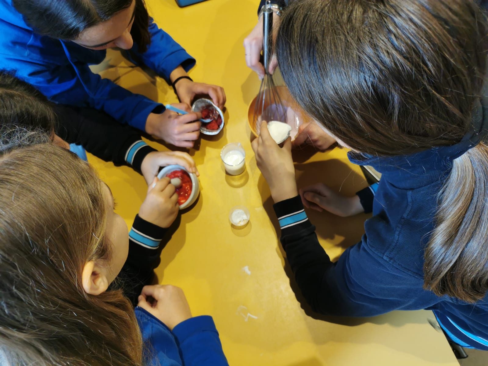 Alunne della scuola Don Bosco durante un laboratorio di cucina